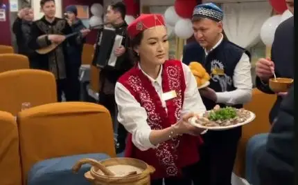 В Казахстане запустили поезда, украшенные в этностиле