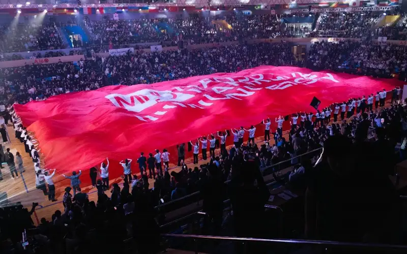 Огромный флаг раскрыли на 30-летие Maqsut Narikbayev University