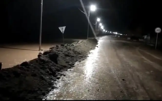 Дорогу затопило в ВКО — угрозы насленным пунктам нет
