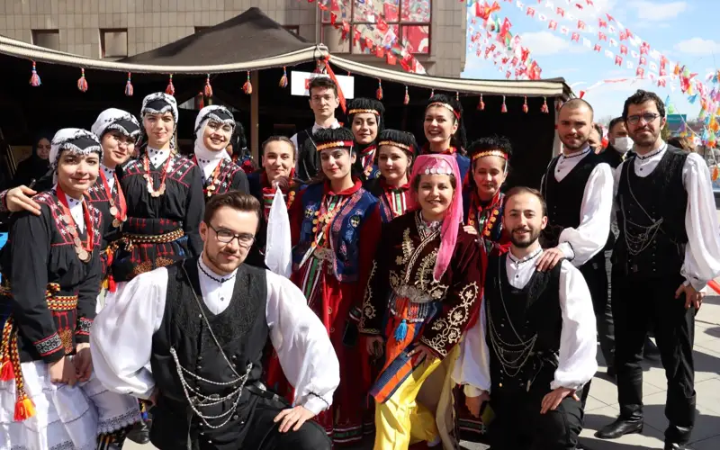 Наурыз в Турции празднуют народными танцами и прыжками через огонь