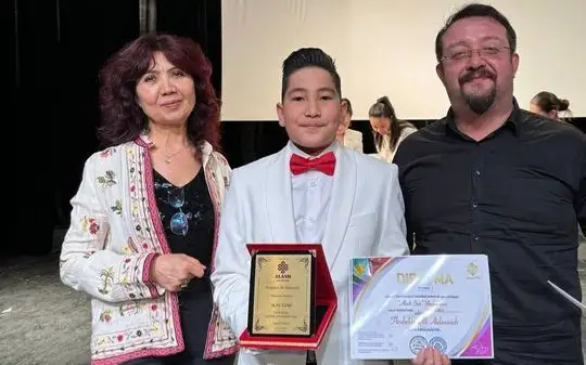 Юный певец из Казахстана стал первым на международном конкурсе в Турции