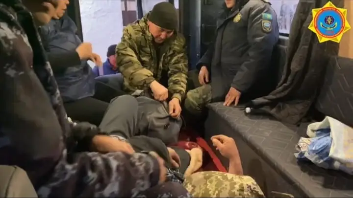 Mototsıklden qulaǵan aqtóbelik Atyraý oblysynyń qutqarýshylarynan kómek surady