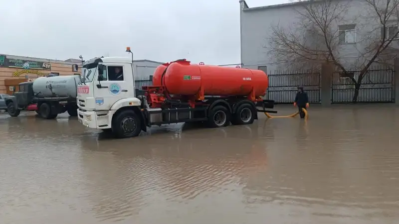 Улицы Кызылорды затапливает дождевой водой