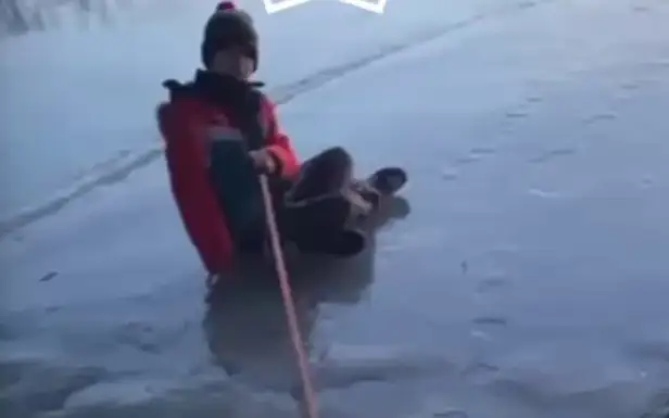 ребенка спасли на льдине в ВКО