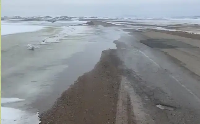 Перелив талых вод на двух трассах произошел в Казахстане