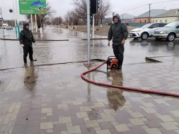 Улицы Кызылорды затапливает дождевой водой