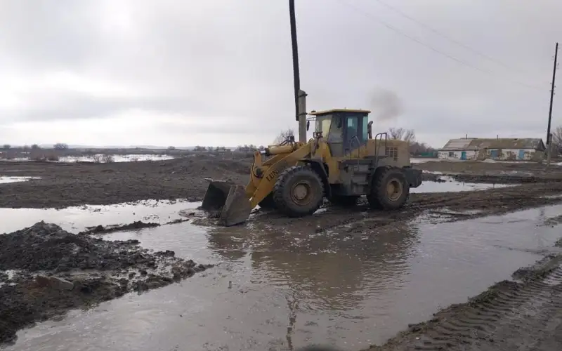 В селе Жидели района Маркаколь произошло скопление талых вод на окраине села