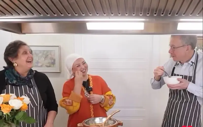 Посол США научился готовить «быламык» и чай с пшеном