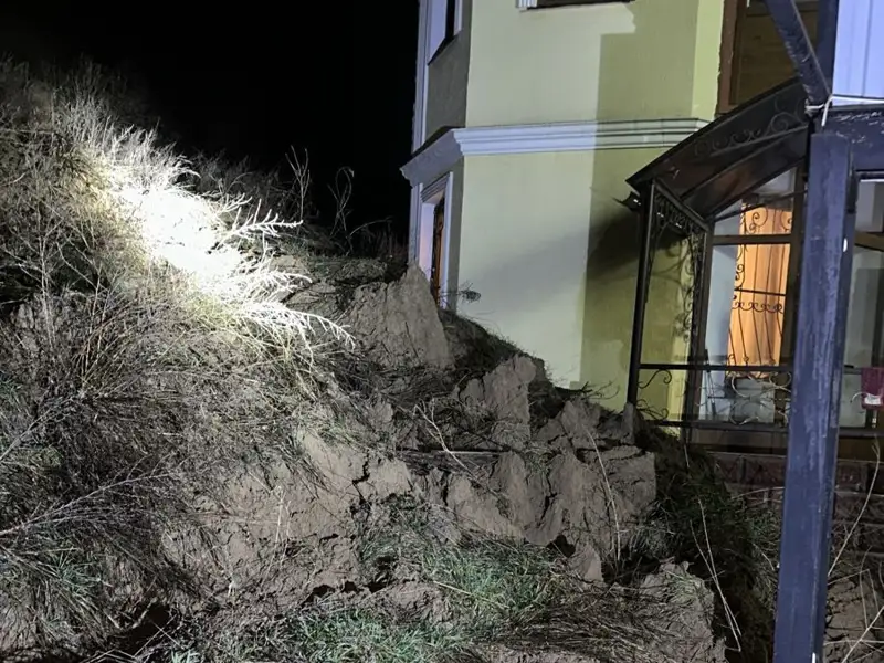 Сход грунта произошел на частные дома в Алматинской области
