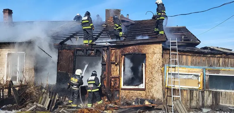 Более 20 человек тушили частный дом в Петропавловске