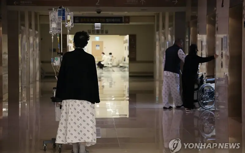 Health minister vows to swiftly hold talks with medical community over doctors' walkout