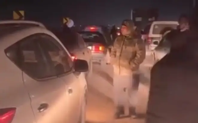 Недовольные противопаводковыми мероприятиями жители Коянды перекрыли дорогу