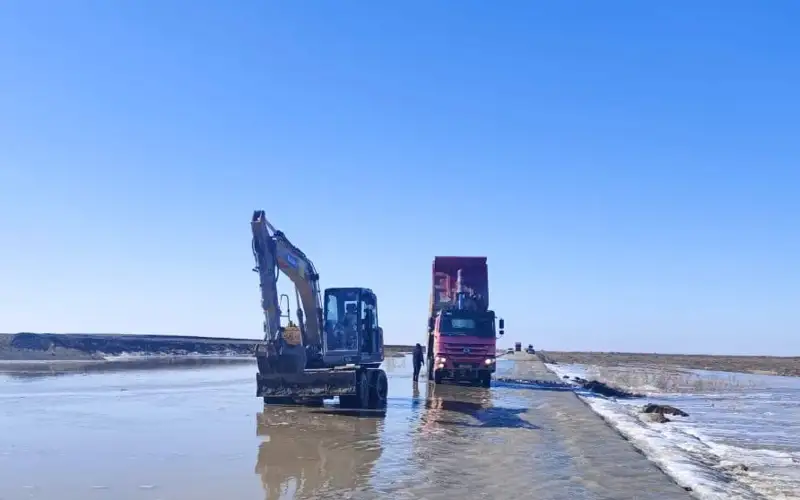 Перелив талых вод произошел на трассе «Калбатау - Майкапшагай» в области Абай