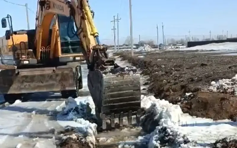 Борьбу с паводком ведут в селе Коянды под Астаной