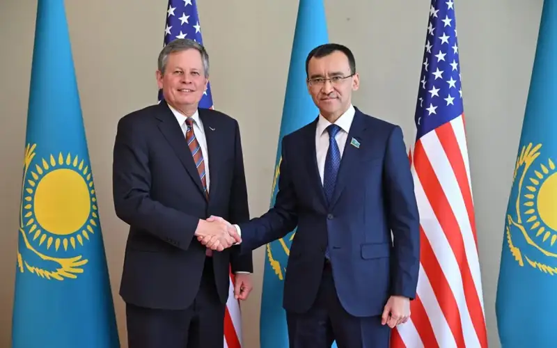 Маулен Ашимбаев америкалик сенатор билан бир қатор масалаларни муҳокама қилди