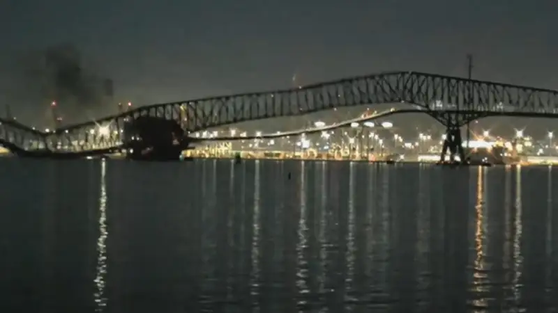 Container ship crashes into bridge in U.S. Baltimore, 7 people in water
