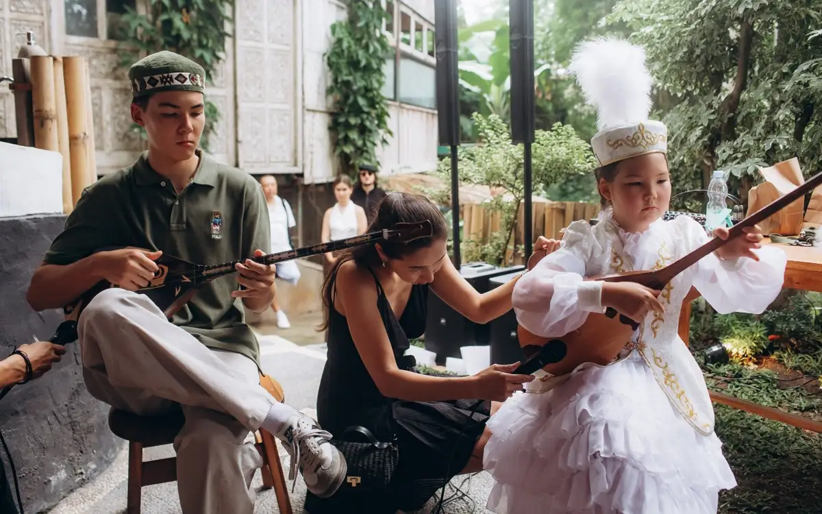 Терең жұлдыру құсықпен үйдегі видео