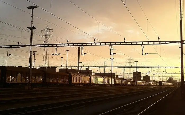 грузовой поезд