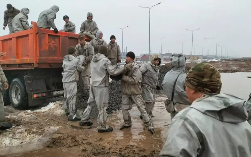 Военнослужащие Вооруженных сил помогают жителям Уральска