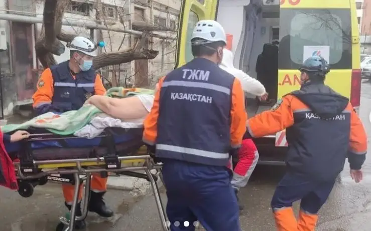 Qyzylorda qalasynda jabyq páterde qulap jatqan qarııa qutqaryldy