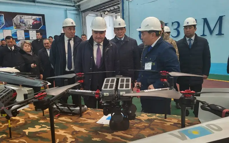 Беспилотники показали Олжасу Бектенову на заводе в Петропавловске