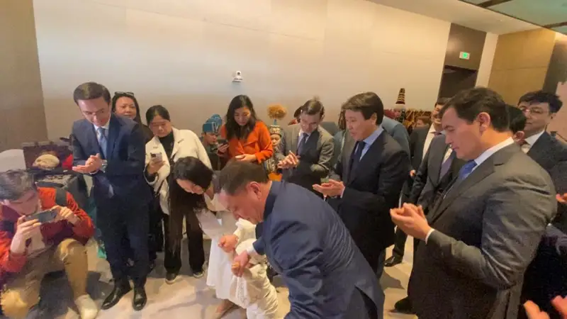 Ермек Маржикпаев провел обряд «Тұсау кесу» в Пекине