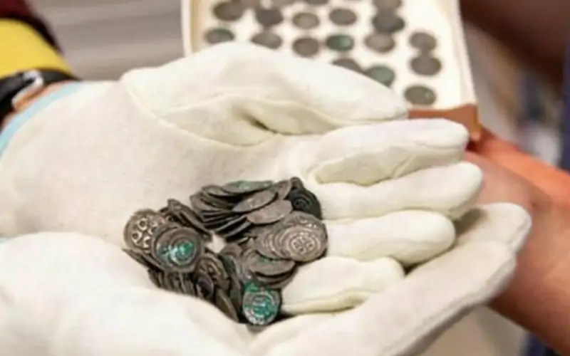 монеталарды тапты