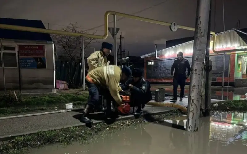 38 подтоплений частных домов и участков произошло во время урагана в Алматы