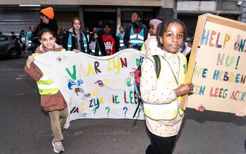 Сотни учеников, учителей и родителей вышли на протест в Брюсселе