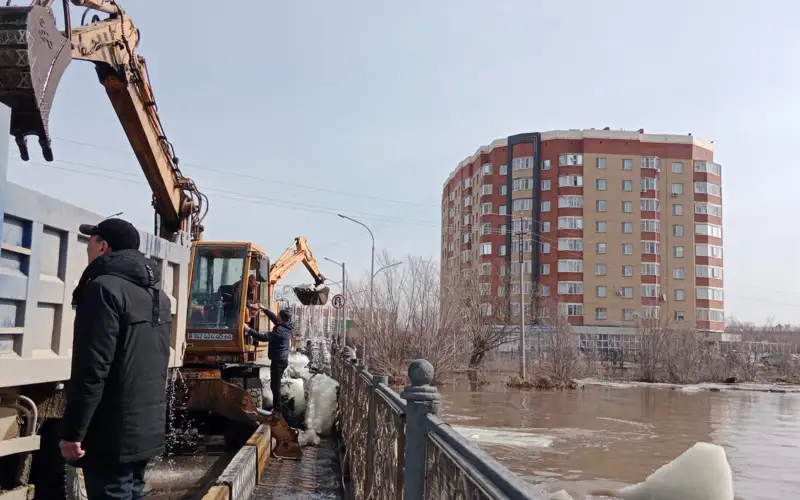Река затопила мост в Кокшетау: уровень воды под контролем