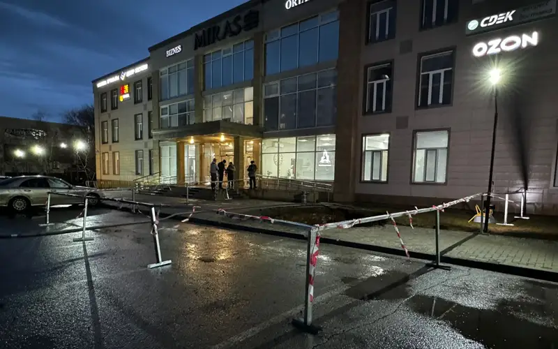 Тротуар обвалился под землю из-за паводков в Караганде