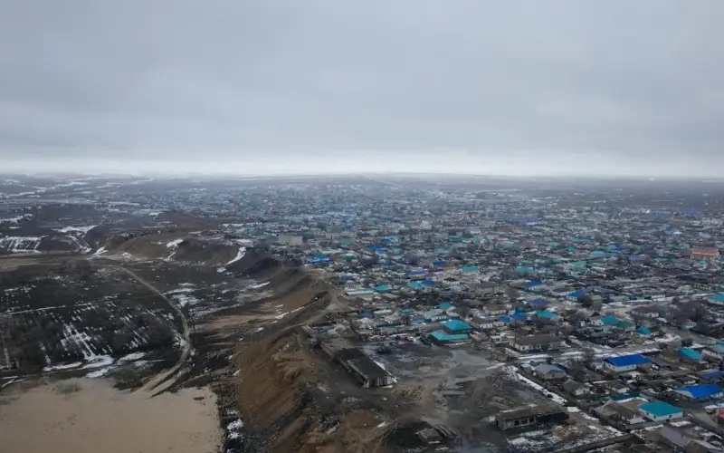 Плотины укрепляют вблизи сел Миялы и Сагыз в Атырауской области