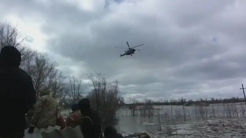 В Актюбинской области военные летчики экстренно спасли людей с крыши затопленного строения