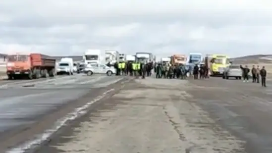 Около 350 автомобилей скопилось на трассах Карагандинской области из-за паводков