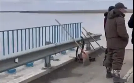 Прорыв плотины: в Актюбинской области спасают от смыва мост через реку Иргиз