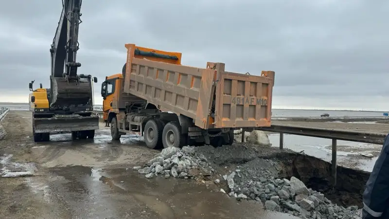 Вода размыла дорогу в Северо-Казахстанской области