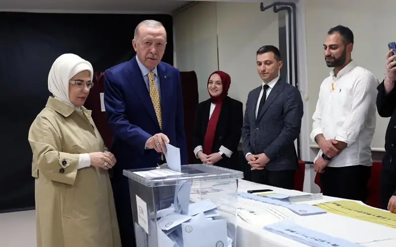 Президент Турции и первая леди проголосовали на муниципальных выборах