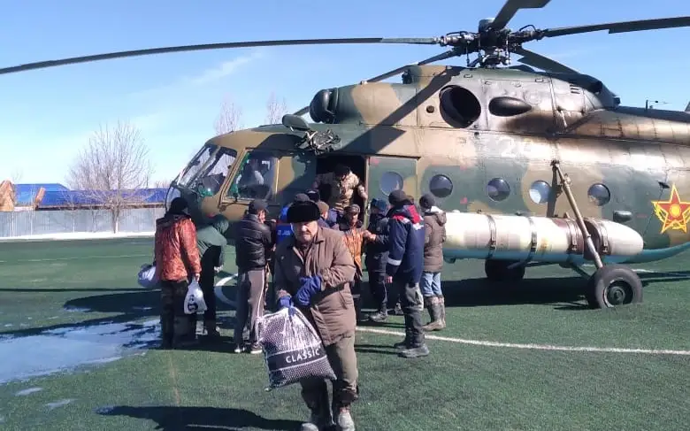 Военные летчики доставили более 10 тонн гуманитарной помощи