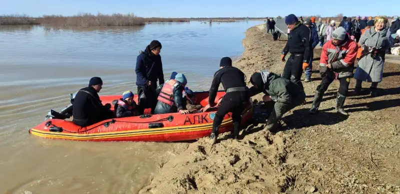 На лодках и вертолетах эвакуировали еще 111 человек в Актюбинской области