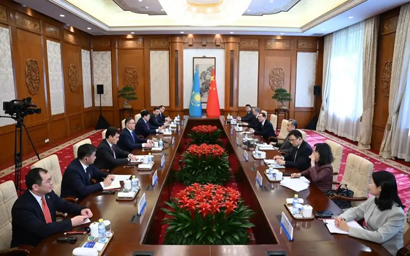 努尔特列吾同中国外交部长王毅举行首次中哈外长战略对话