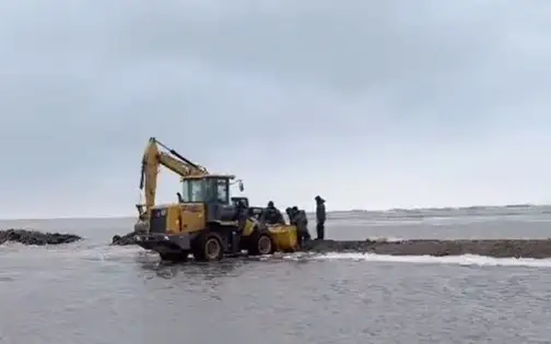 Лед дробят экскаваторами в СКО