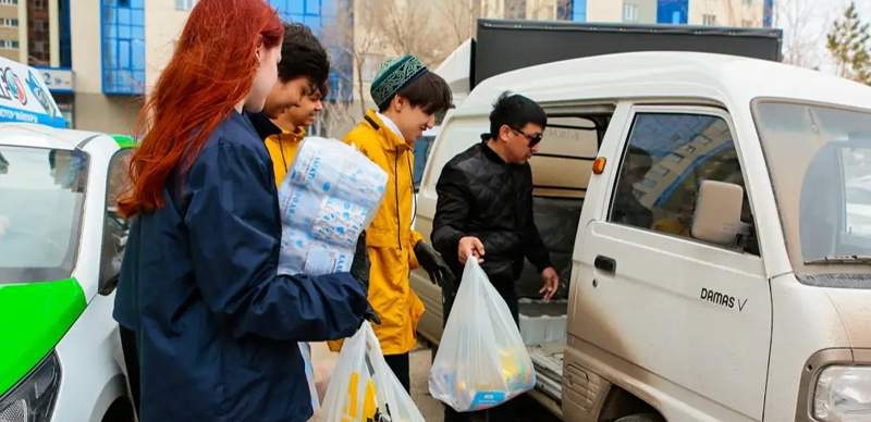 Astana residents collect humanitarian aid to help people affected by the floods. Photo credit: Soltan Zhoksenbekov/Kazinform