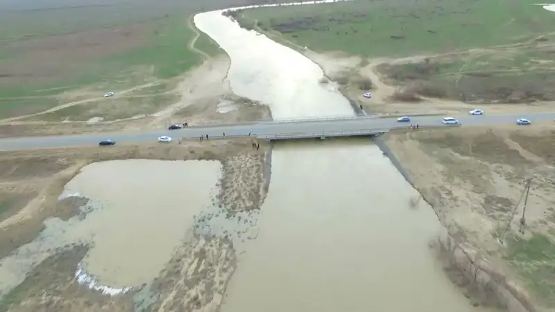 Река Ойыл смыла мост в Атырауской области