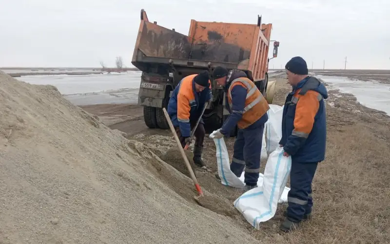 Технику и инертные материалы перевозят на опасные участки дорог в СКО