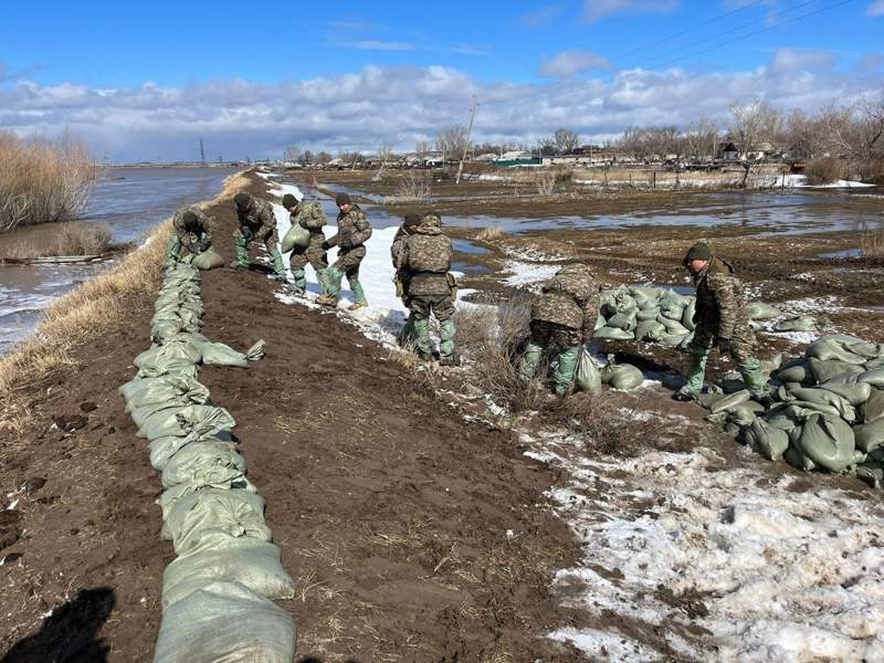 Қозоғистон ҳарбий учувчилари сув босган ҳудудлардан 1851 кишини эвакуация қилди