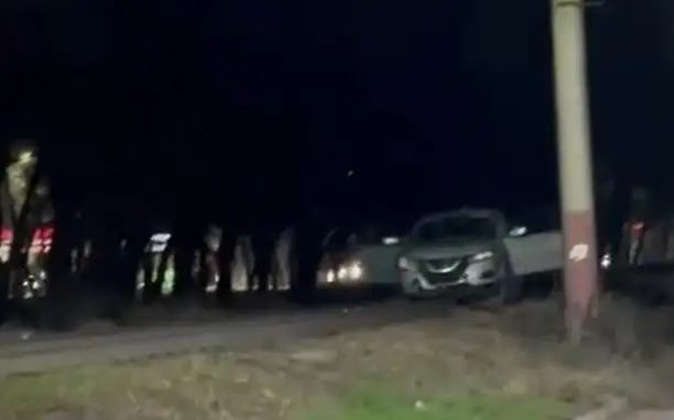 Автомобиль на скорости вылетел на рельсы в Алматы: видео появилось в Сети