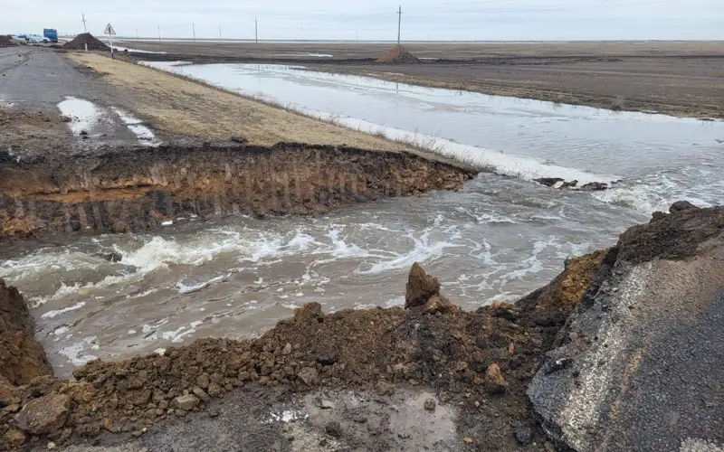 Начаты восстановительные работы на трассе Кульсары — Атырау