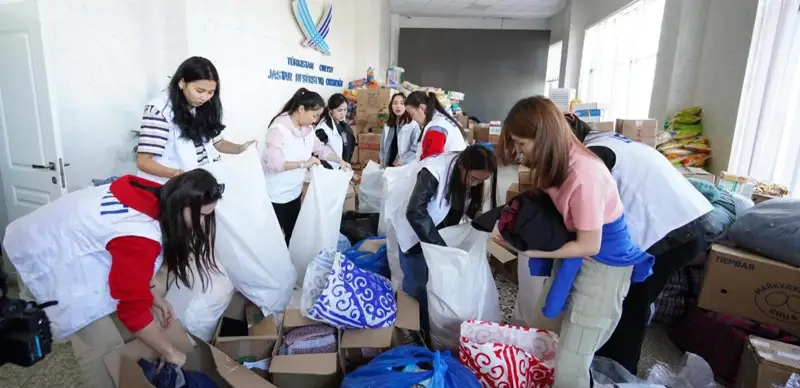 Volunteers in Turkistan. Photo credit: Turkistan Region akimat (administration))
