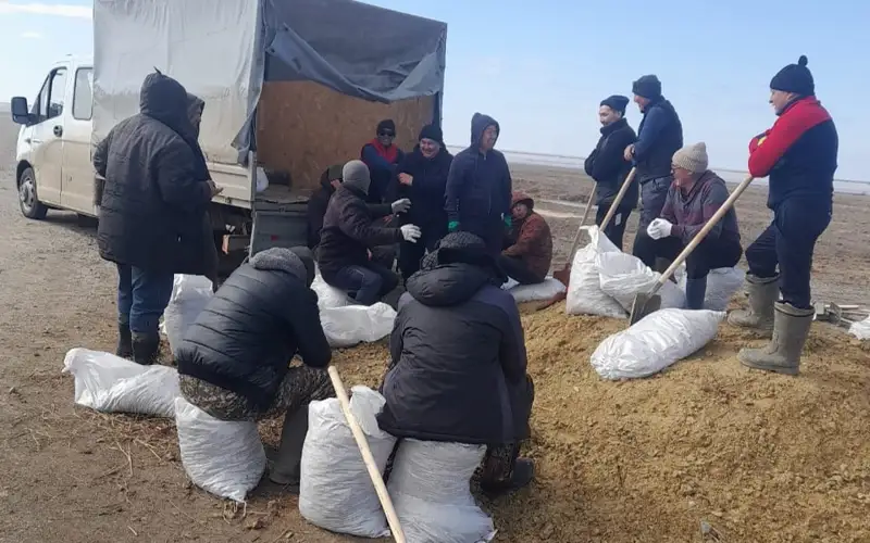 Полторы тысячи волонтеров помогают на местах подтопления в Костанайской области