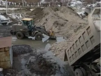 Защитный вал вокруг микрорайона укрепляют в Петропавловске